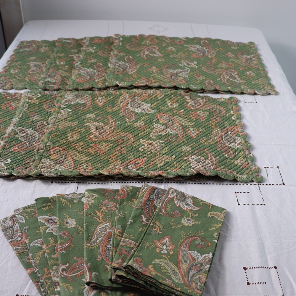 Williams Sonoma Green Paisley Set of 7 Placemats and Napkins - Picture 2 of 12